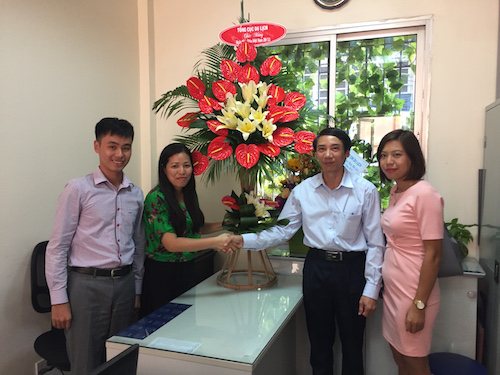 Đoàn TCDL tặng hoa Khoa Du lịch - Trường Đại học Mở Hà Nội